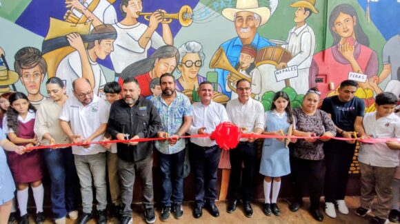 Alcalde Jorge Bojórquez inaugura mural en el Mercado Municipal Hidalgo en Navolato
