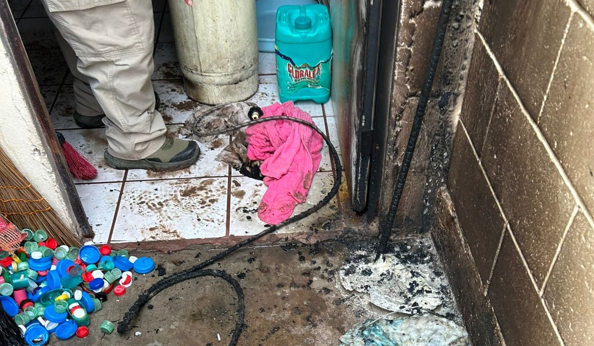 Incendio consume vivienda en fraccionamiento Cañaveral, en Los Mochis