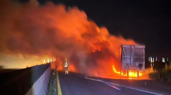 Se incendia tráiler sobre la México 15, en Leyva Solano, Guasave