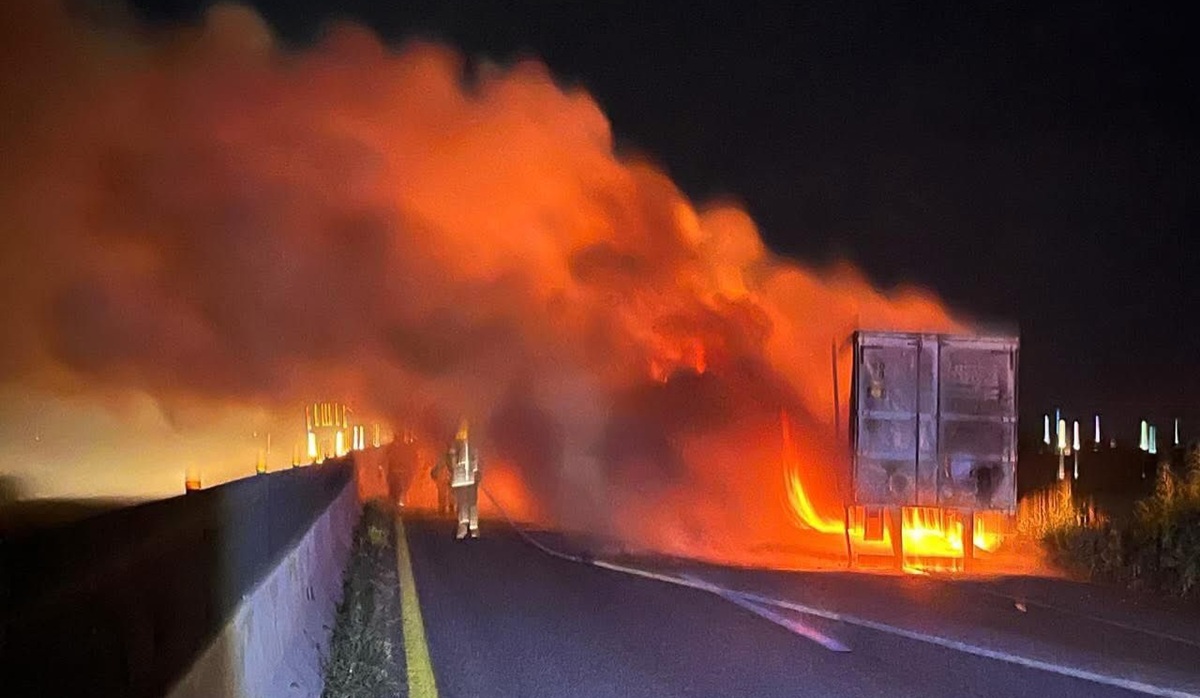 Incendio de tractocamión en la carretera México 15, en Guasave