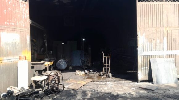 Incendio en taller de torno moviliza a cuerpos de emergencia en la colonia Parque Bonfil, en Mazatlán, Sinaloa