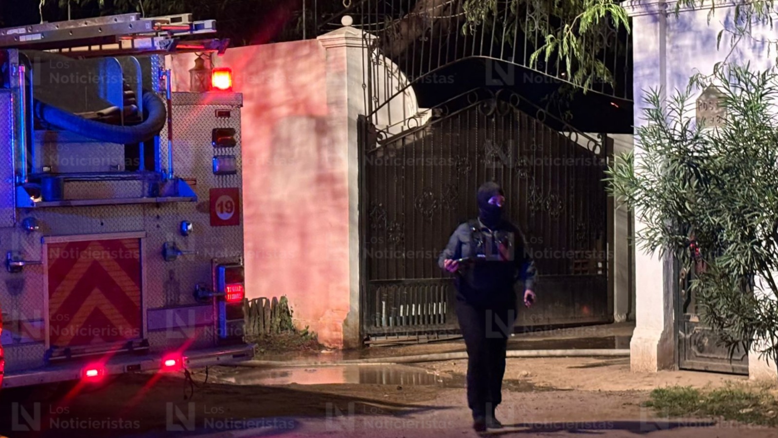 Elementos de distintas corporaciones acudieron al incendio de la hacienda La Chaparrita, en Culiacán