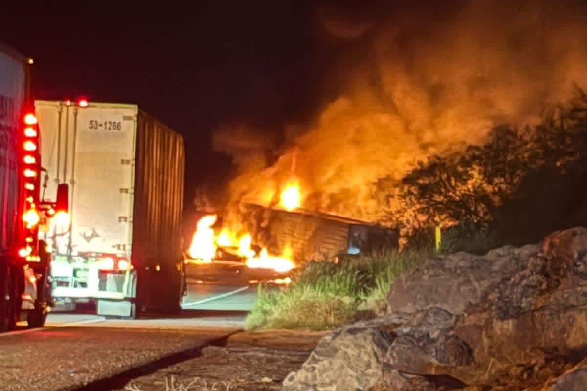 tráiler incendiado en la carretera