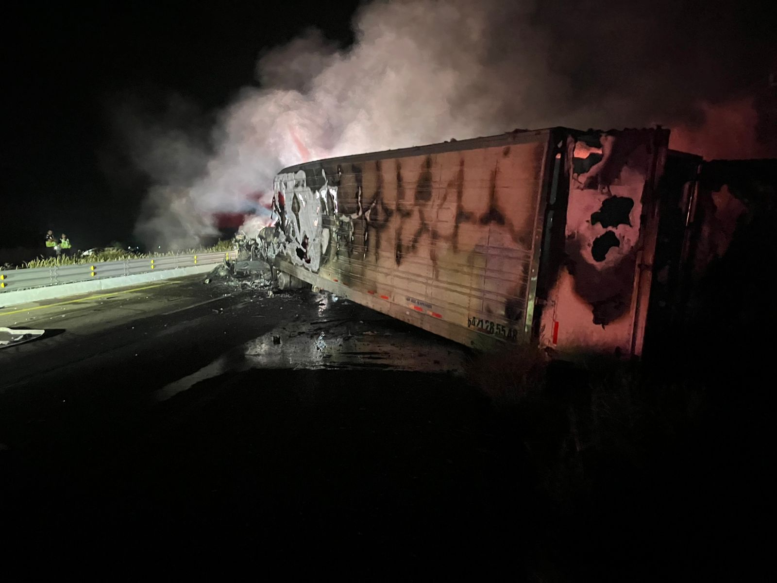 tráiler calcinado en la carretera