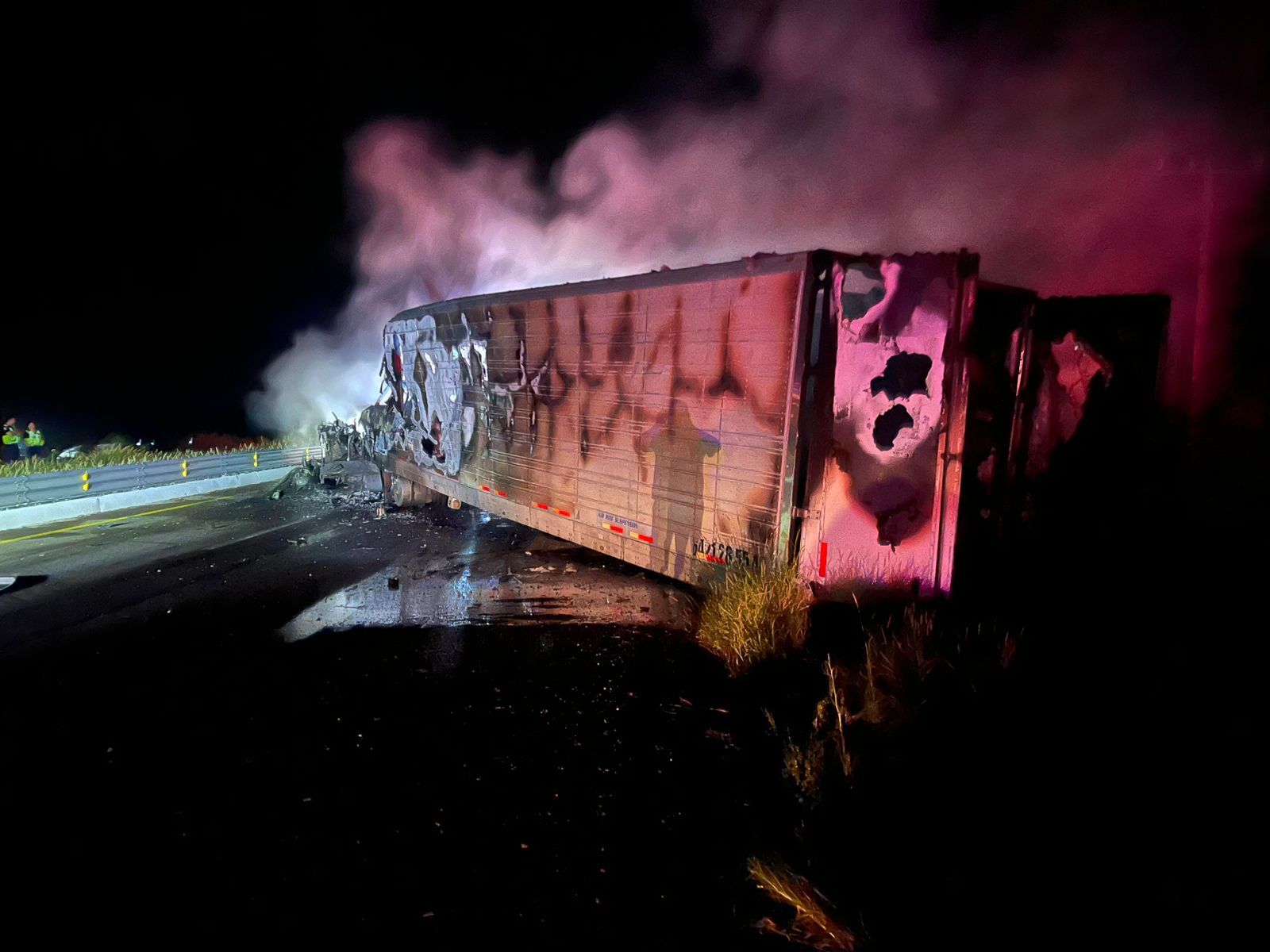 tráiler calcinado en la carretera
