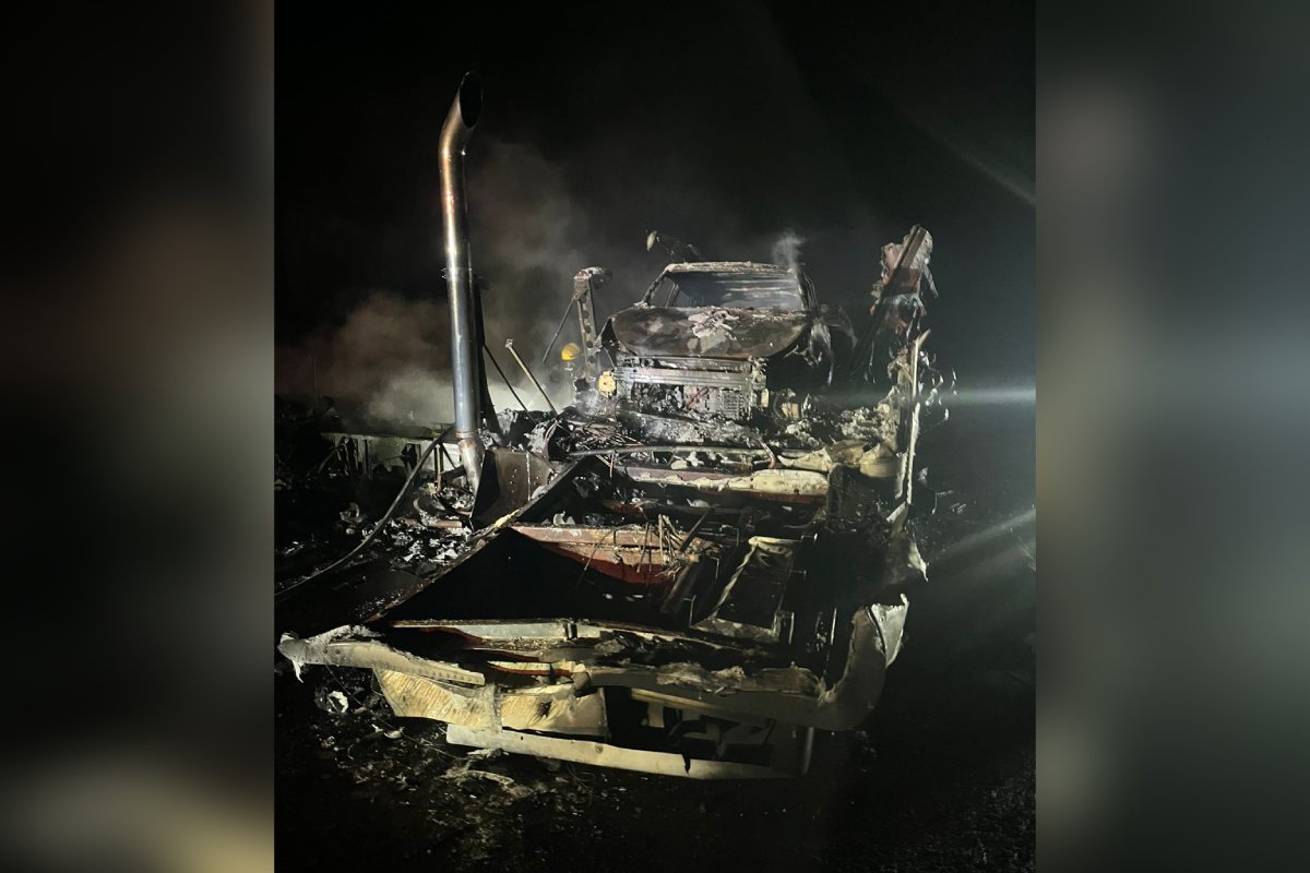 tráiler calcinado en la carretera