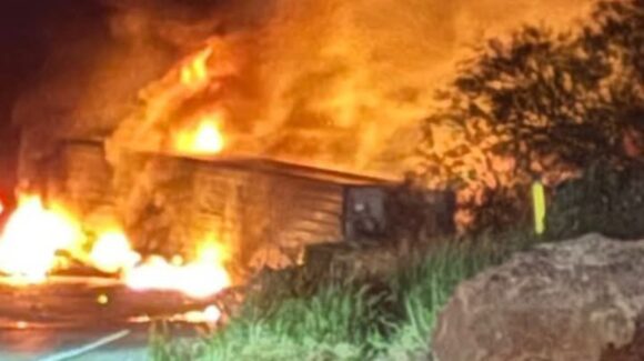 Se incendia tráiler en la México 15 y el Poblado 6 de la sindicatura del Valle del Carrizo, Ahome, Sinaloa