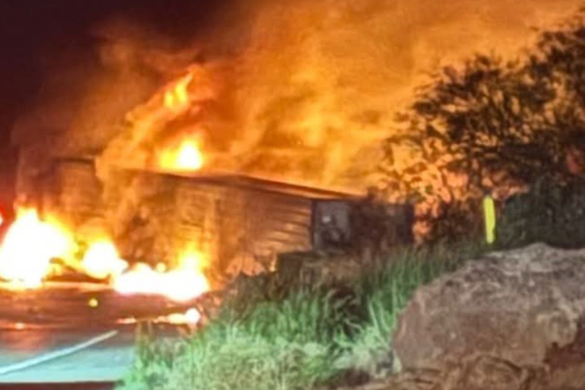 tráiler incendiado en la carretera