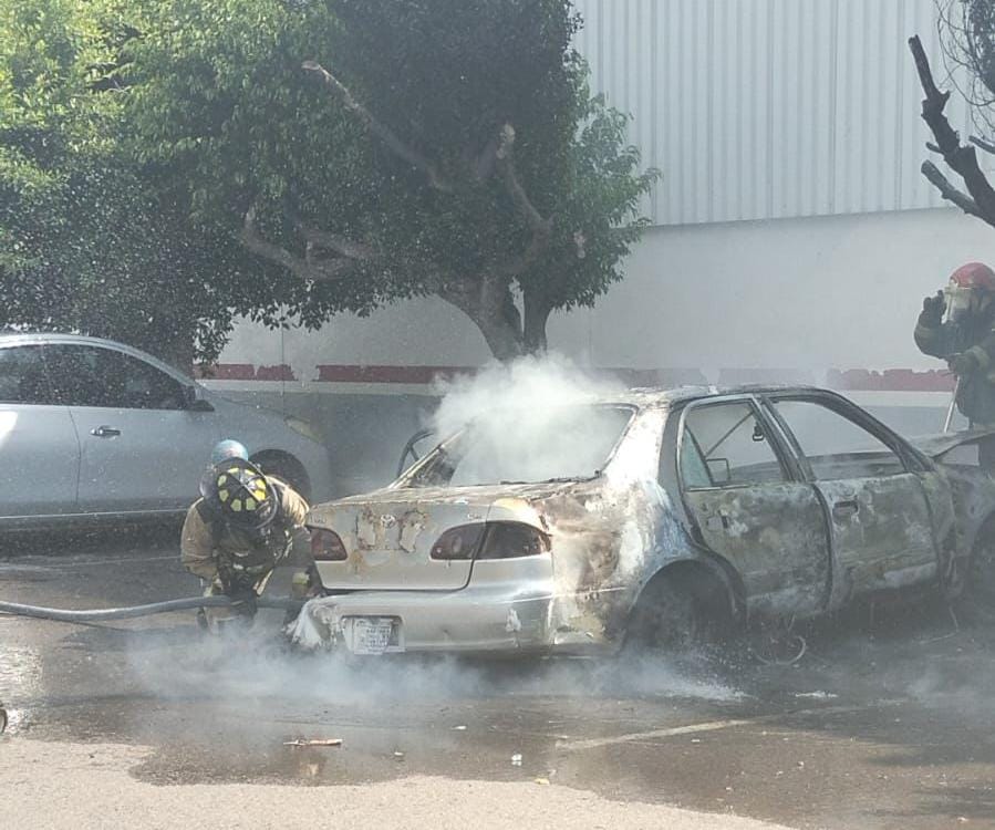 bombero combate incendio de vehículo