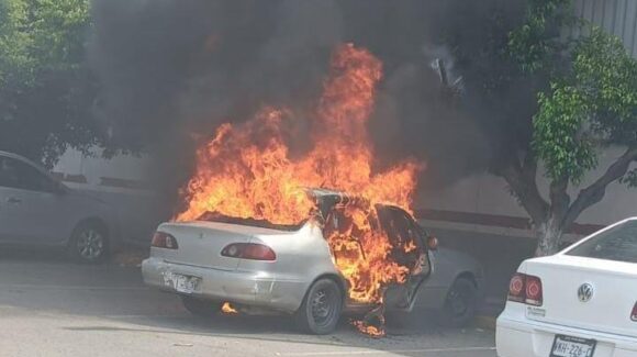 Corto circuito genera incendio de vehículo en Mazatlán