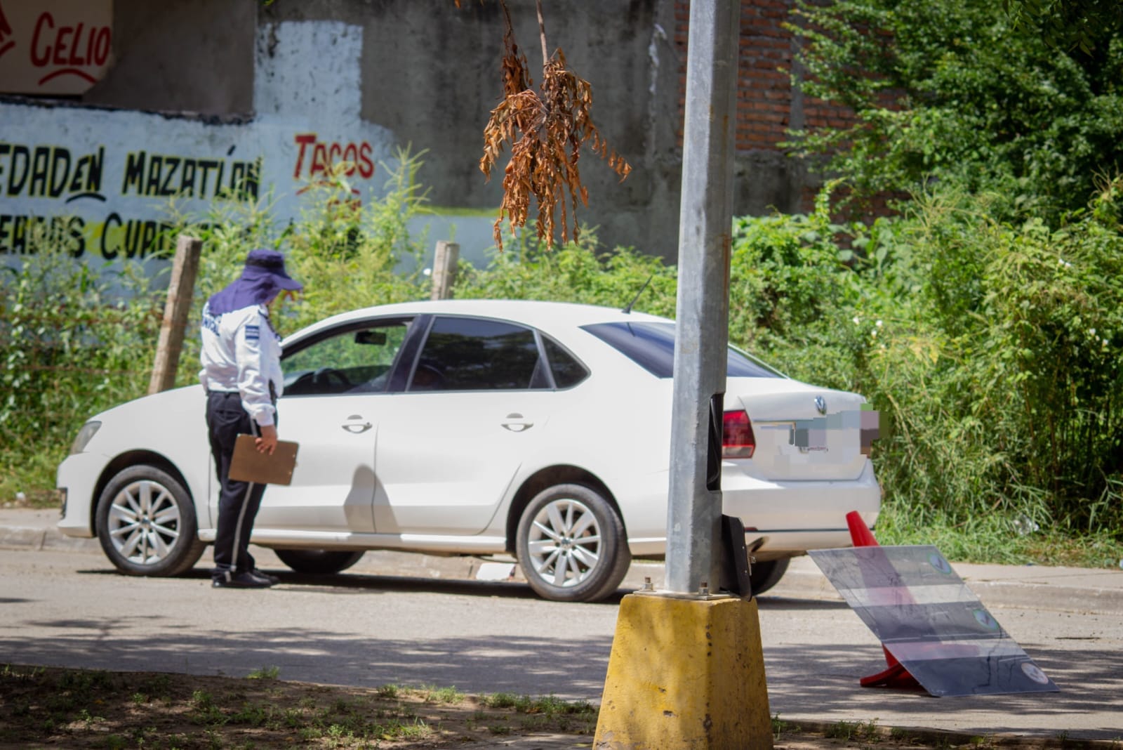 Elemento de Tránsito infraccionando a un conductor