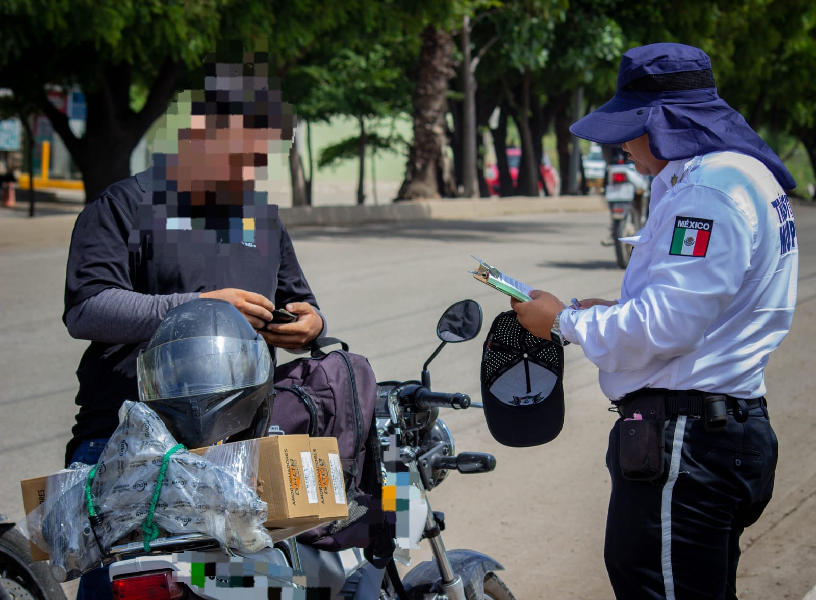 Elemento de Tránsito infraccionando a un conductor
