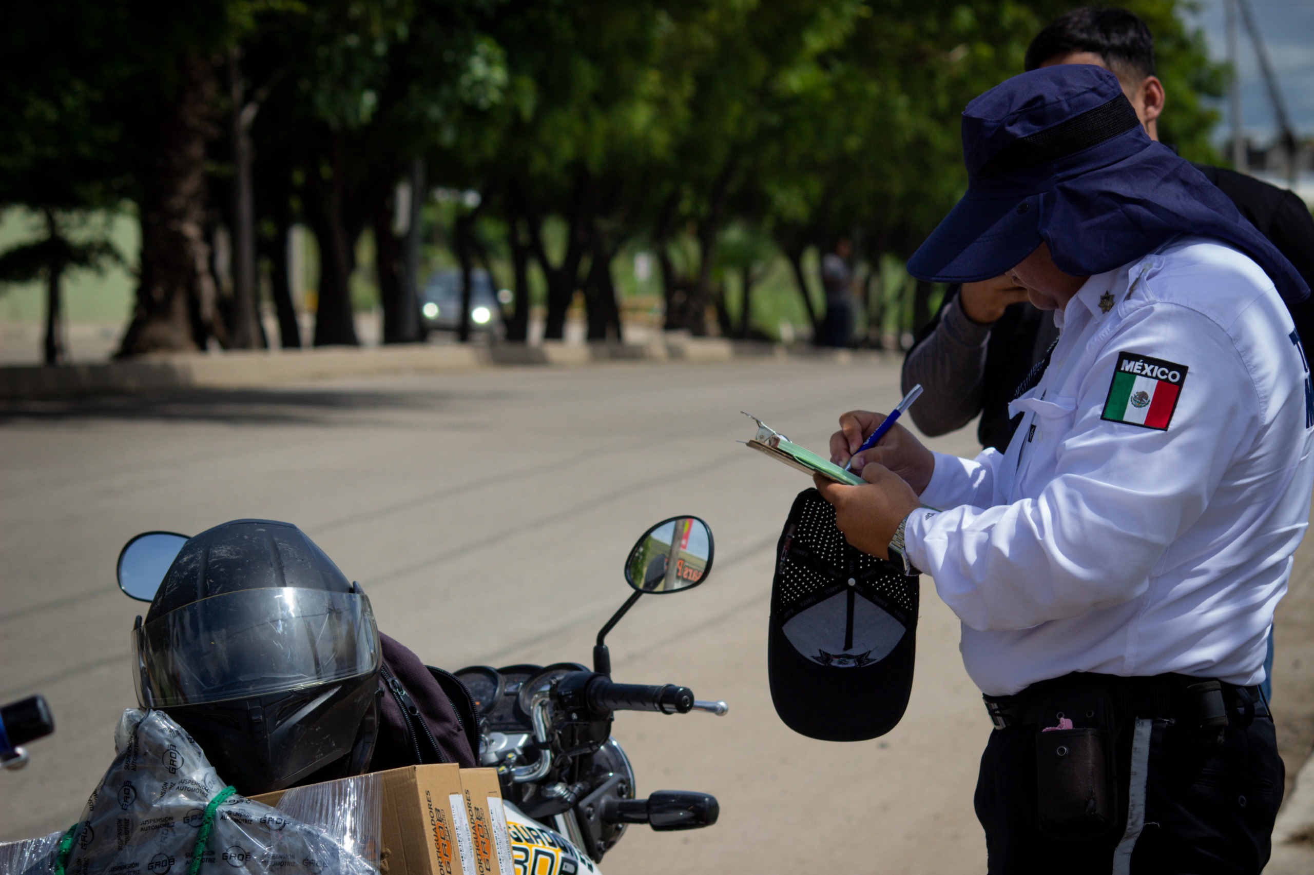 Elemento de Tránsito infraccionando a un conductor