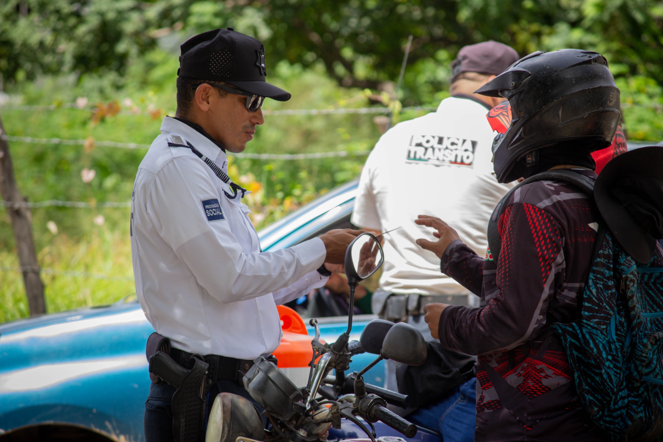 Elemento de Tránsito infraccionando a un conductor