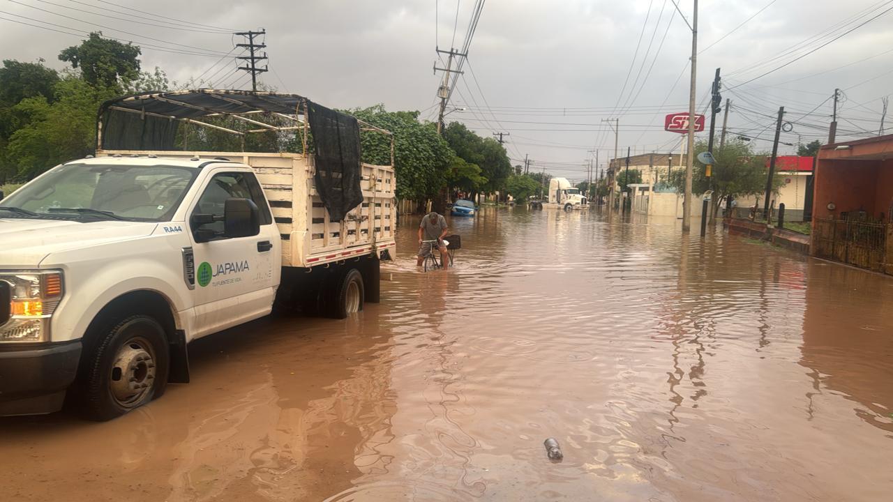 Atienden a damnificados de Ahome tras fuertes lluvias