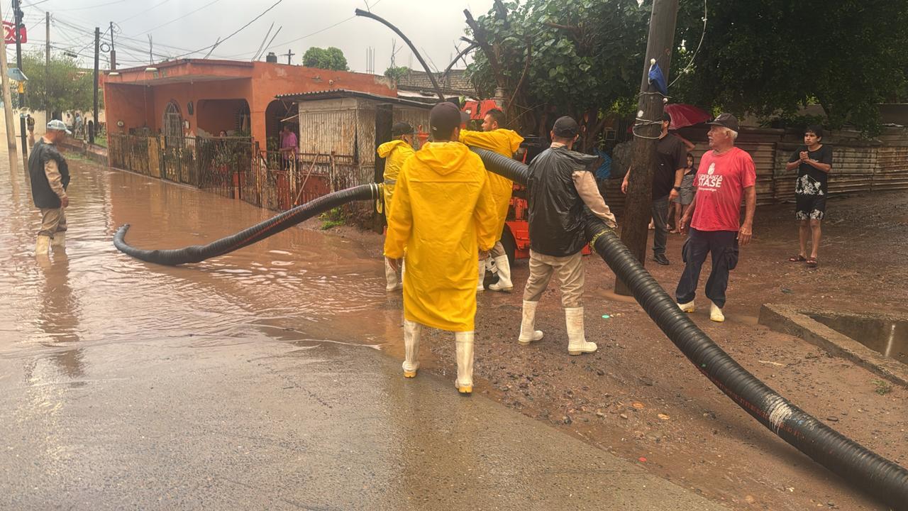Atienden a damnificados de Ahome tras fuertes lluvias