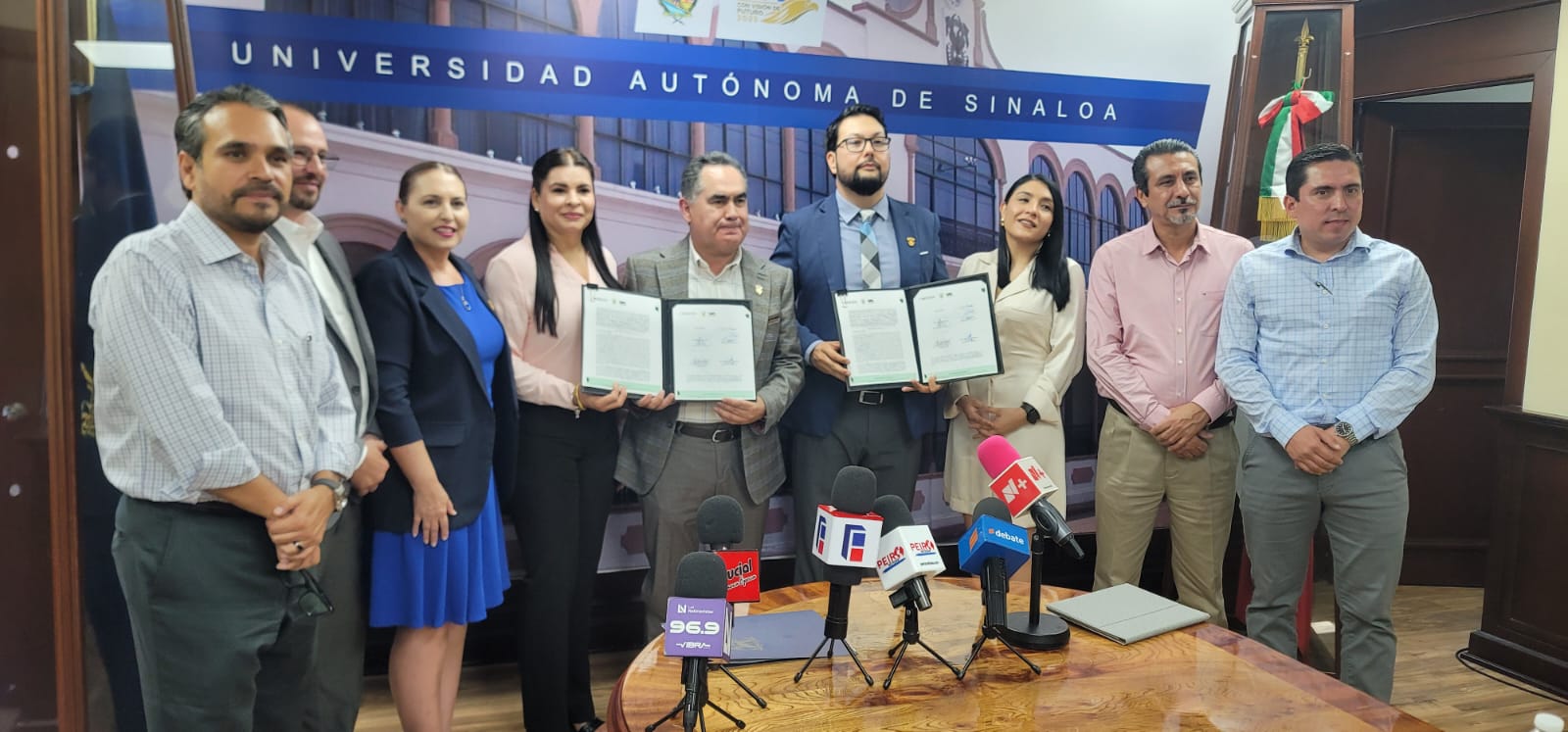 Jesús Madueña Molina, rector de la UAS y Héctor Ley Pineda, presidente del Codesin en firma de convenio