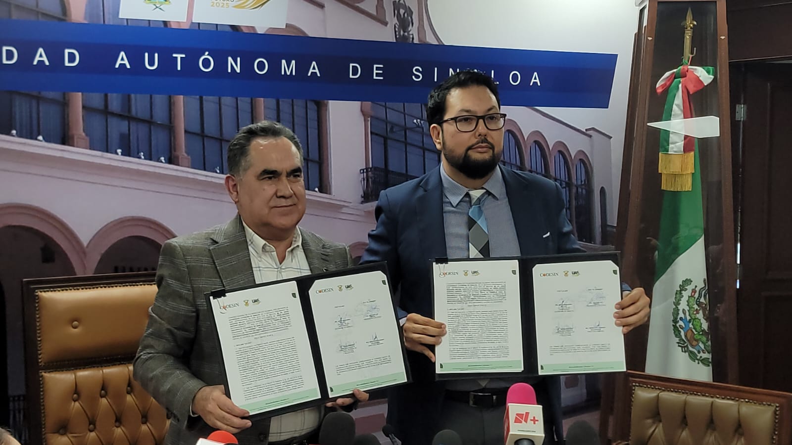 Jesús Madueña Molina, rector de la UAS y Héctor Ley Pineda, presidente del Codesin en firma de convenio
