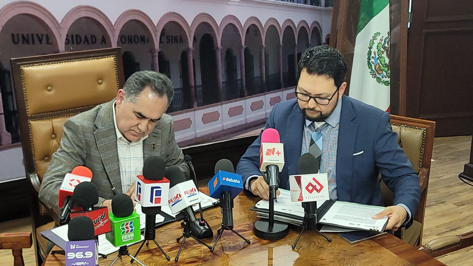 Jesús Madueña Molina, rector de la UAS y Héctor Ley Pineda, presidente del Codesin en firma de convenio