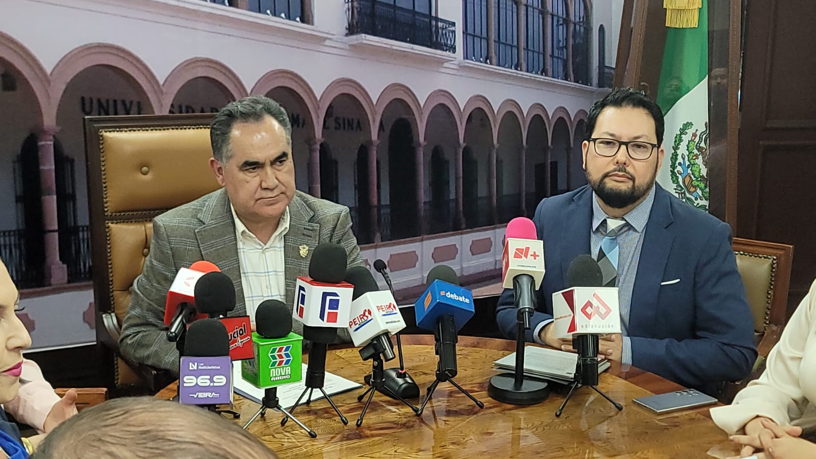 Jesús Madueña Molina, rector de la UAS y Héctor Ley Pineda, presidente del Codesin en firma de convenio