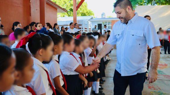 José Paz López entrega desayunos fríos en primaria de Badiraguato, Sinaloa