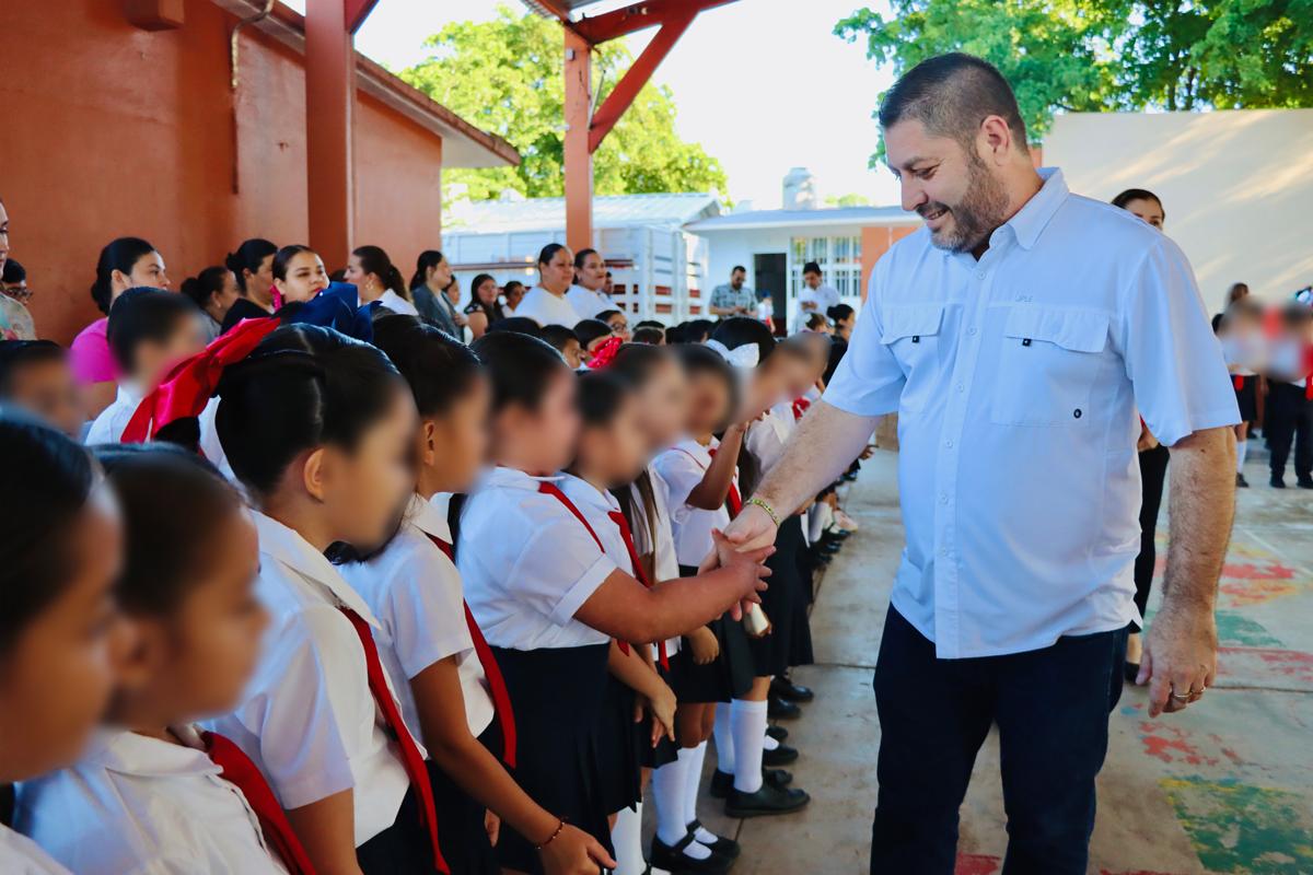 José Paz en primaria de Badiraguato, Sinaloa