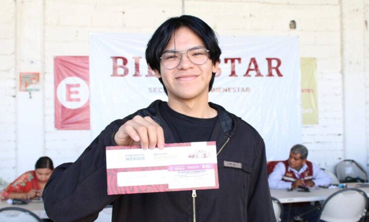 Universitario con su tarjeta del Bienestar. Jóvenes Escribiendo el Futuro