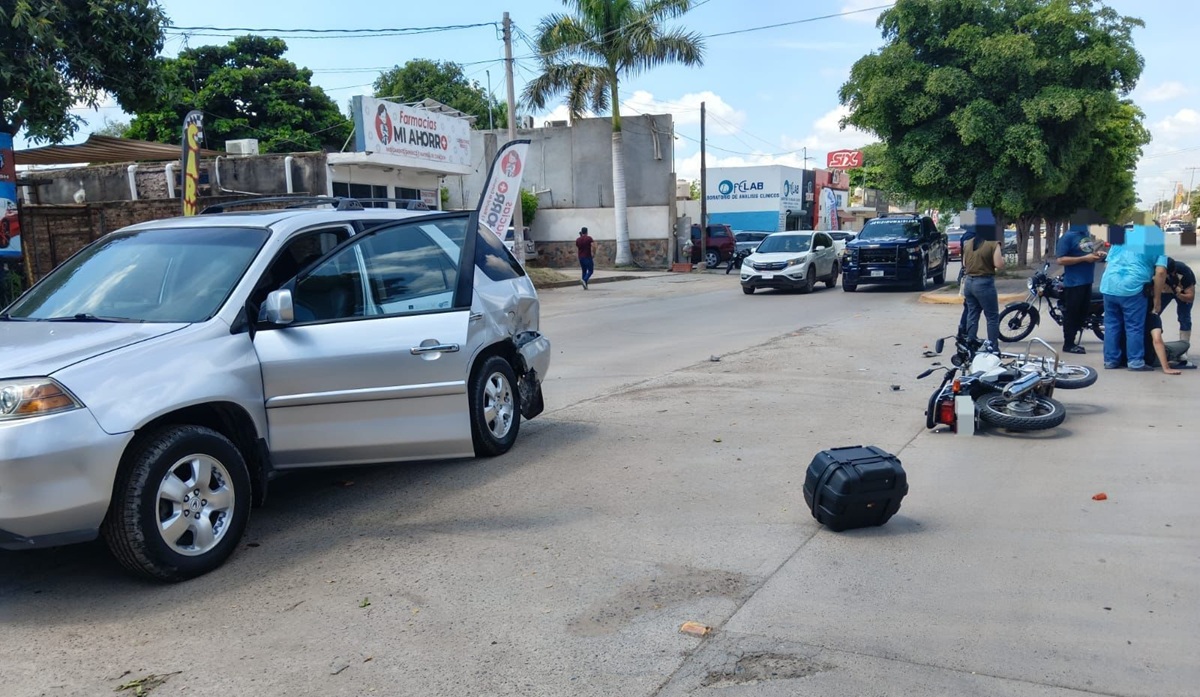 Joven motociclista lesionado al ser arrollado por conductora en Guasave