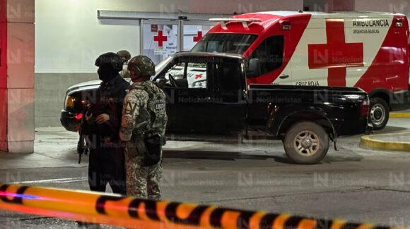 Camioneta llega a Cruz Roja con una jovencita sin vida y una menor herida tras ataque armado en Culiacán, Sinaloa
