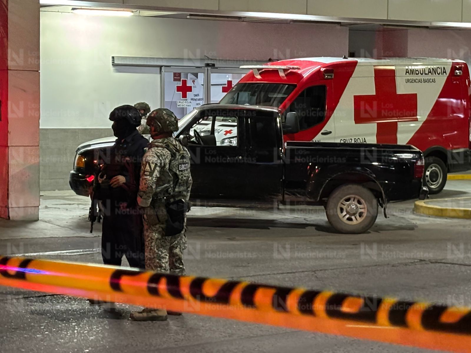 Militares resguardan la Cruz Roja de Culiacán, Sinaloa, tras el arribo de jóvenes heridas por ataque armado