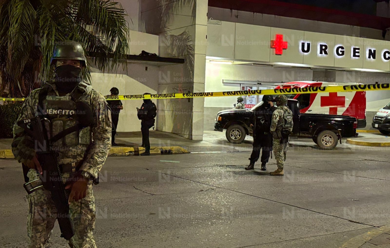 Militares resguardan la Cruz Roja de Culiacán, Sinaloa, tras el arribo de jóvenes heridas por ataque armado