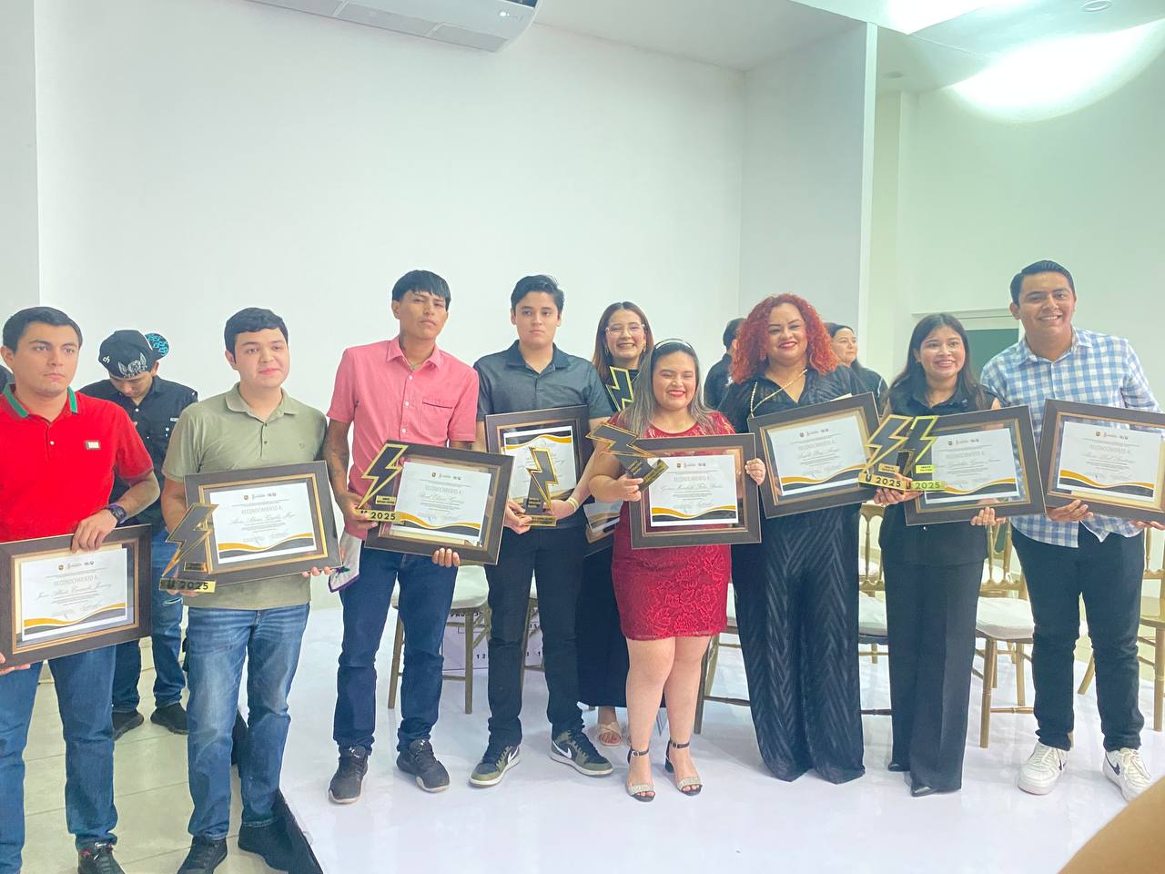 jovenes reciben premios al Mérito Juvenil 2025, en Guasave ,Sinaloa