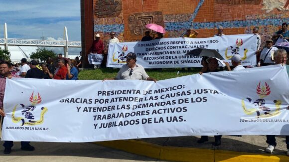 Jubilados de la UAS se hacen presentes ante Sheinbaum en Mazatlán, Sinaloa y exigen auditoría por crisis financiera