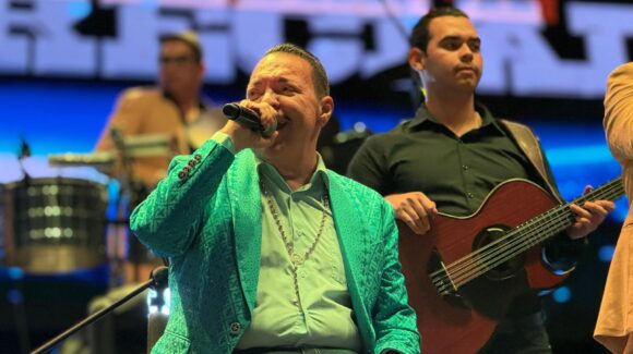 Julio Preciado es hospitalizado por neumonía leve; agradece atención médica y asegura que se recupera