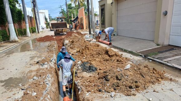 Jumapam refuerza la red de alcantarillado en Mazatlán; rehabilitan tuberías en El Dorado
