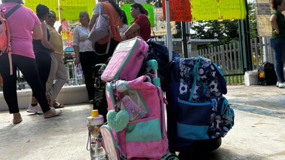 Por falta de electricidad, padres toman la escuela Miguel Hidalgo de la colonia Scally de Los Mochis, Sinaloa