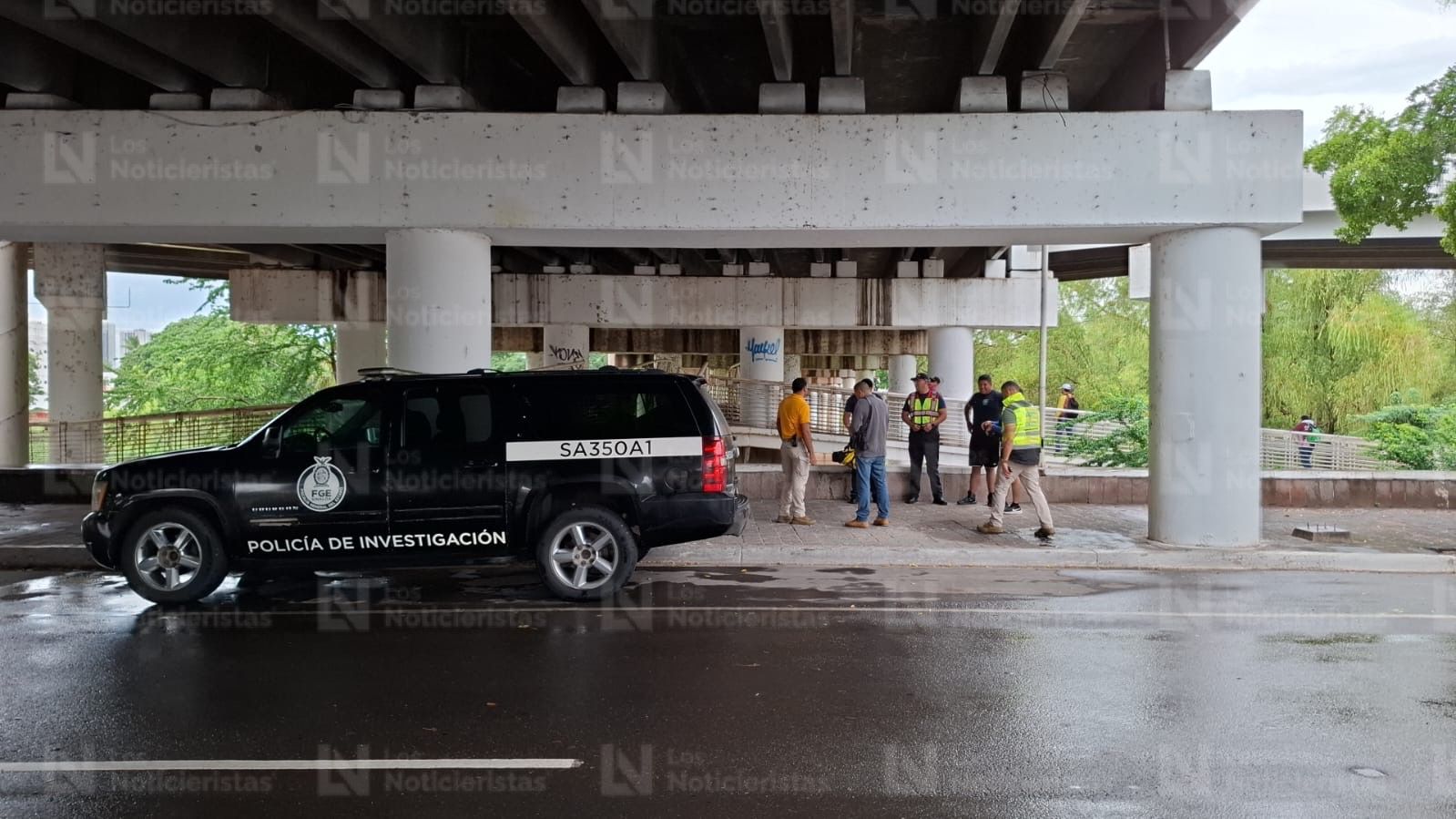 las autoridades auxiliaron al hombre a salir del agua