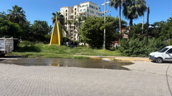 Fuga de agua afecta a vecinos de Cerritos en Mazatlán; JUMAPAM anuncia corte temporal