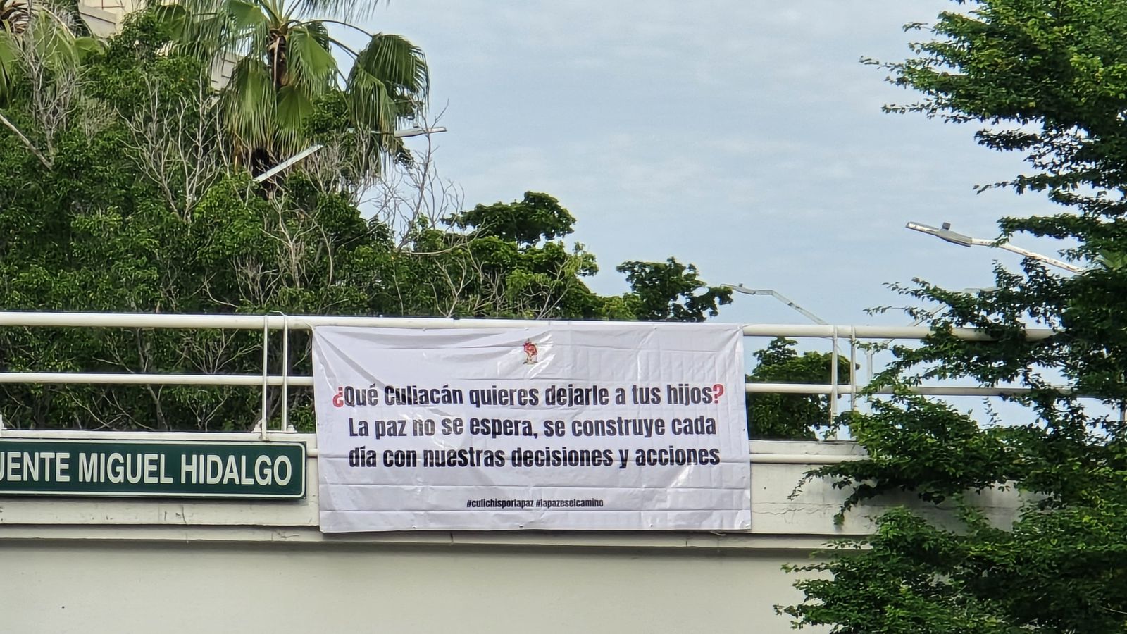 las mantas ocuparon los mismos bulevares utilizados para dejar mensajes negativos