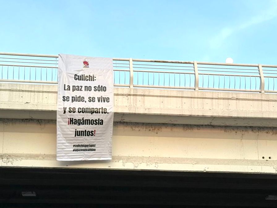 las mantas ocuparon los mismos bulevares utilizados para dejar mensajes negativos