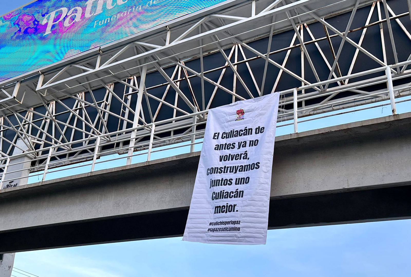 las mantas ocuparon los mismos bulevares utilizados para dejar mensajes negativos