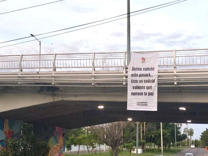 las mantas ocuparon los mismos bulevares utilizados para dejar mensajes negativos
