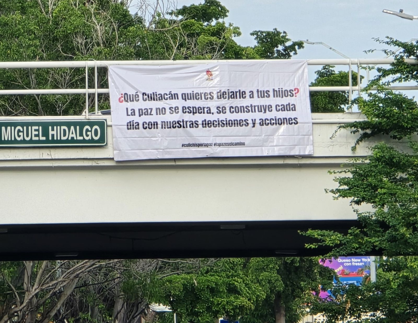 las mantas ocuparon los mismos bulevares utilizados para dejar mensajes negativos