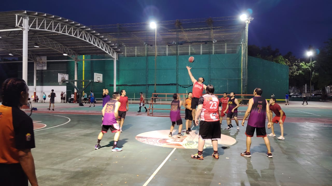 Liga Oficial de Baloncesto de Veteranos de Culiacán en su sección intersemanal