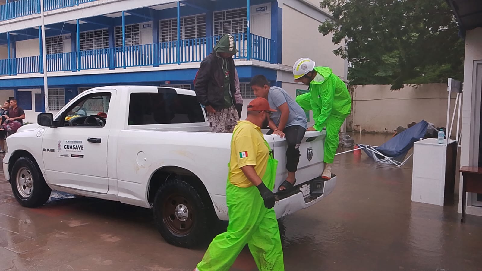 Llegan damnificados por lluvias a albergue en la prepa UAS en Ruiz Cortines, Guasave