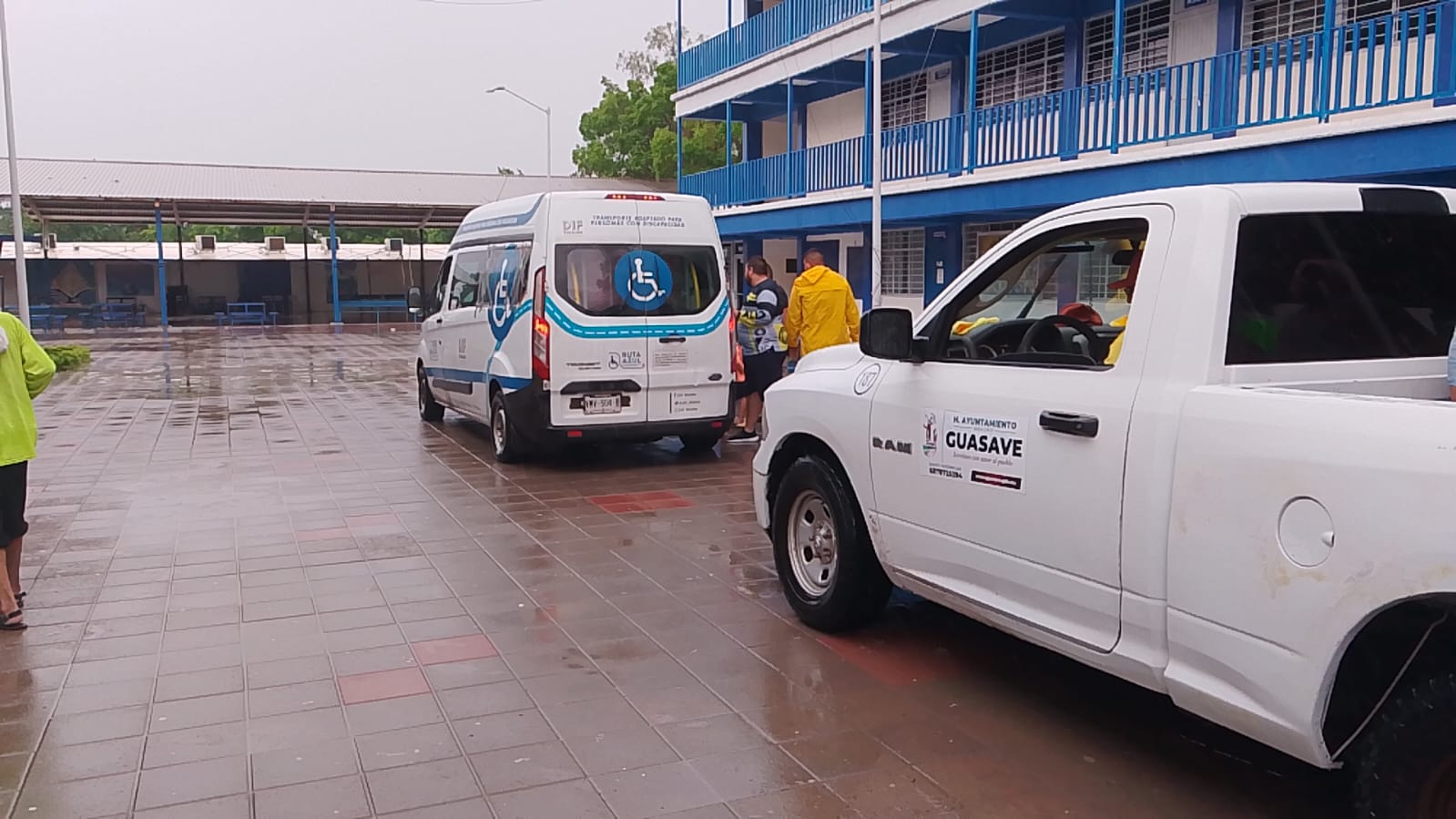 Llegan damnificados por lluvias a albergue en la prepa UAS en Ruiz Cortines, Guasave