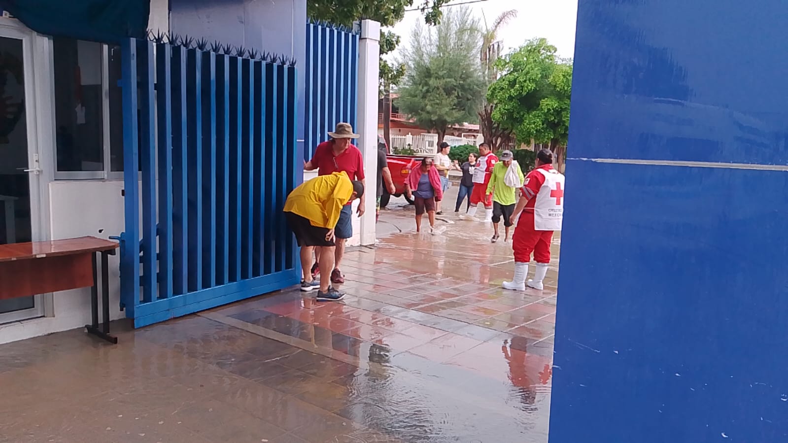 Llegan damnificados por lluvias a albergue en la prepa UAS en Ruiz Cortines, Guasave