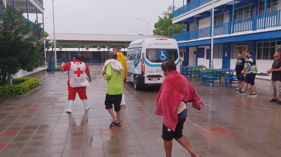 ¡La lluvia más fuerte de la temporada! Activan albergue en la UAS de Ruiz Cortines, Guasave