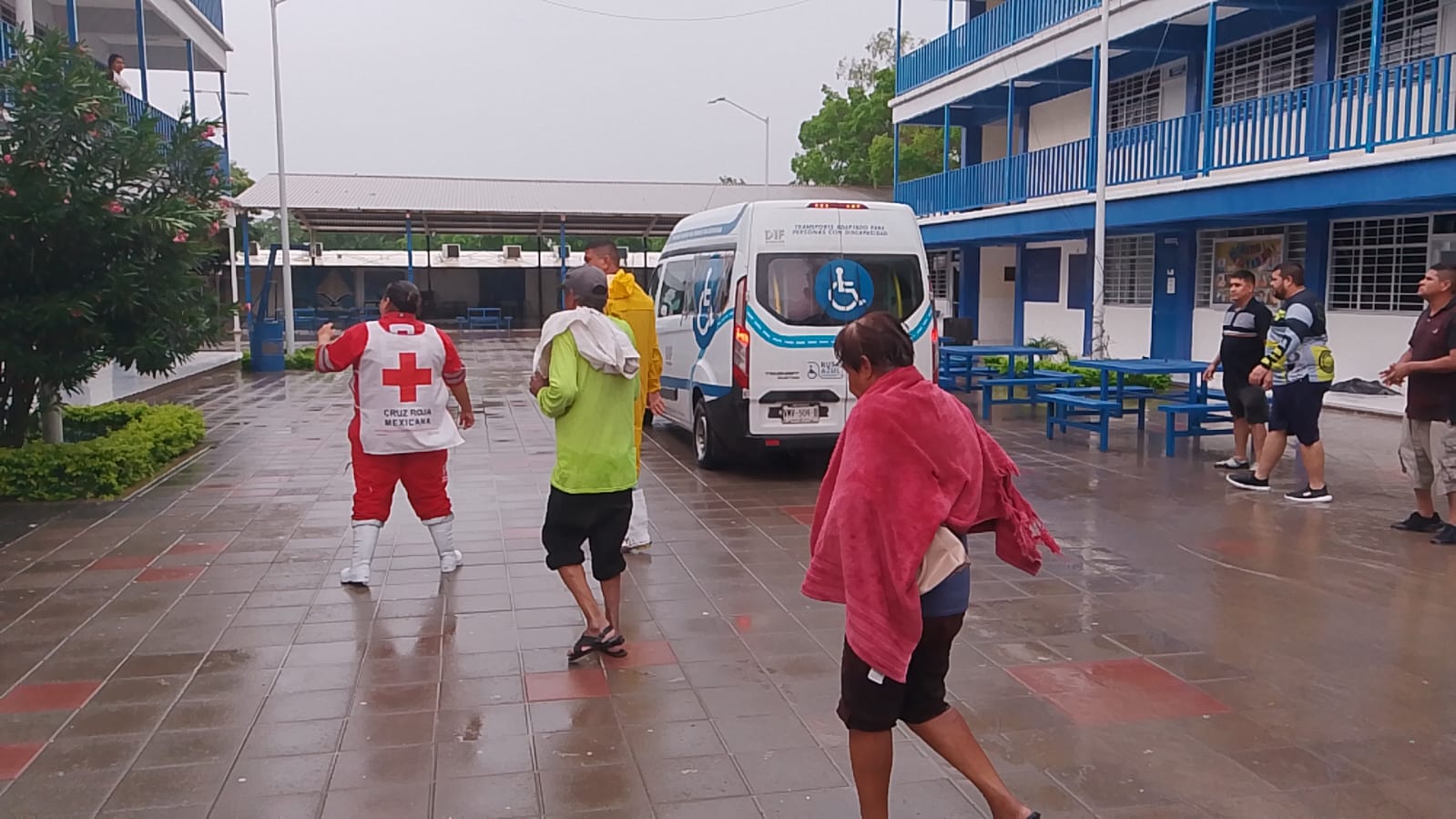Llegan damnificados por lluvias a albergue en la prepa UAS en Ruiz Cortines, Guasave