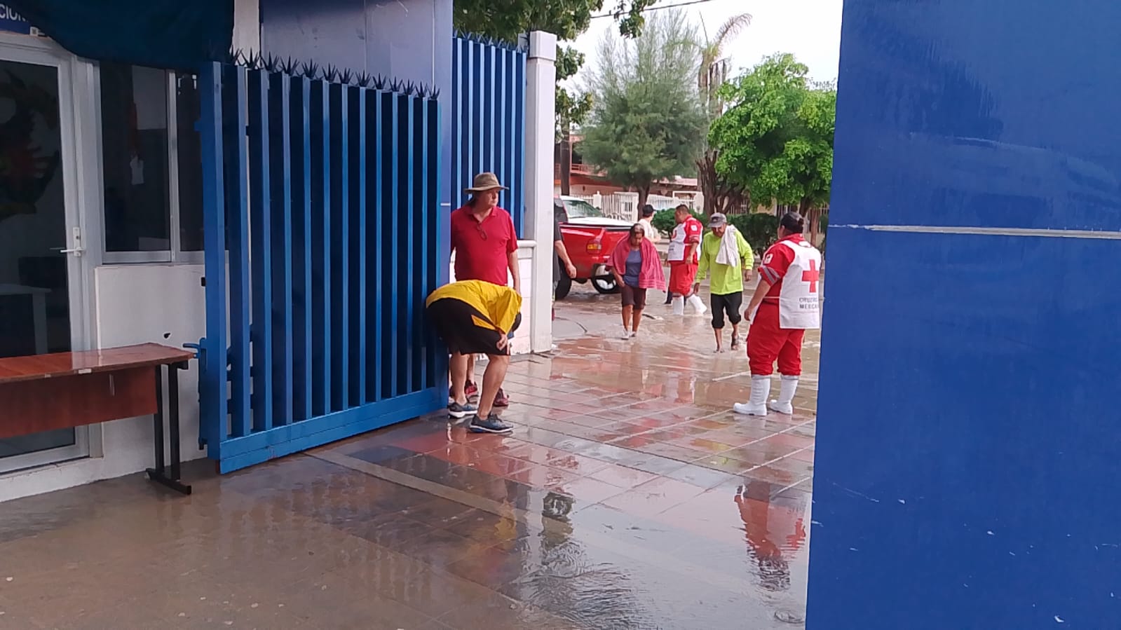 Llegan damnificados por lluvias a albergue en la prepa UAS en Ruiz Cortines, Guasave